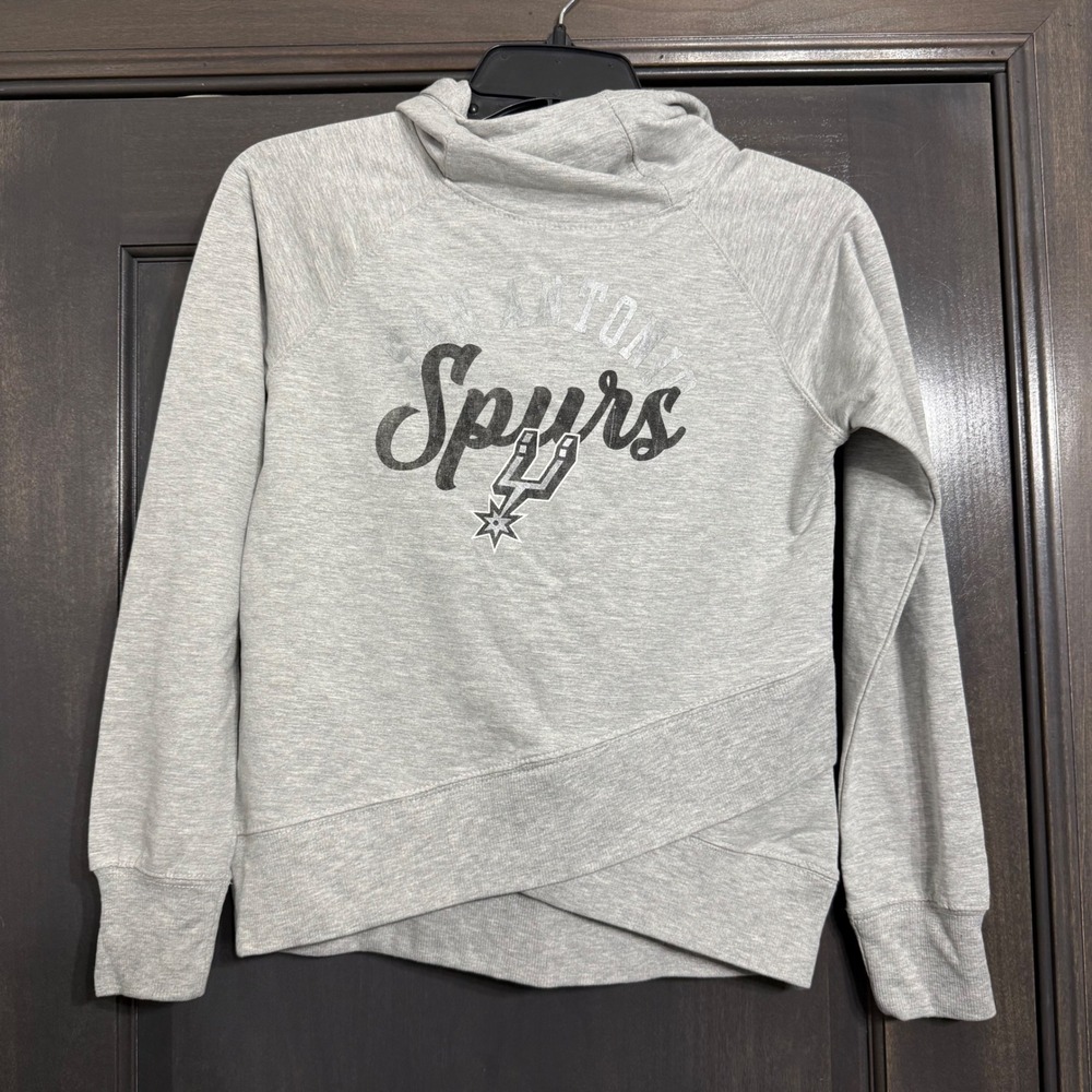 Outerstuff NWT San Antonio Spurs Girls Gray Crossover Hem Hoodie NBA M 10/12